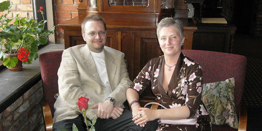 Pērn no Latvijas adventistu baznīcas padzītais mācītājs Ivo Roderts tagad remontē mājas Anglijā, un viņu uztur sieva.
