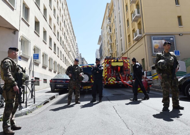 Policijas operācijā Marseļā aizturēja 23 un 29 gadus vecus francūžus, kas pievērsušies radikāliem uzskatiem un grasījās sarīkot uzbrukumu.