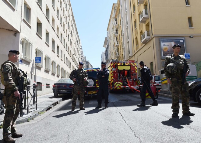 Policijas operācijā Marseļā aizturēja 23 un 29 gadus vecus francūžus, kas pievērsušies radikāliem uzskatiem un grasījās sarīkot uzbrukumu.