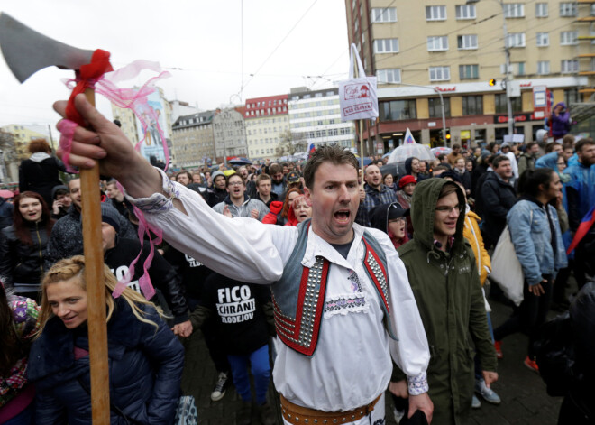 Tūkstošiem slovāku otrdien izgājuši Bratislavas ielās, lai protestētu pret korupciju Roberta Fico vadītajā valdībā.