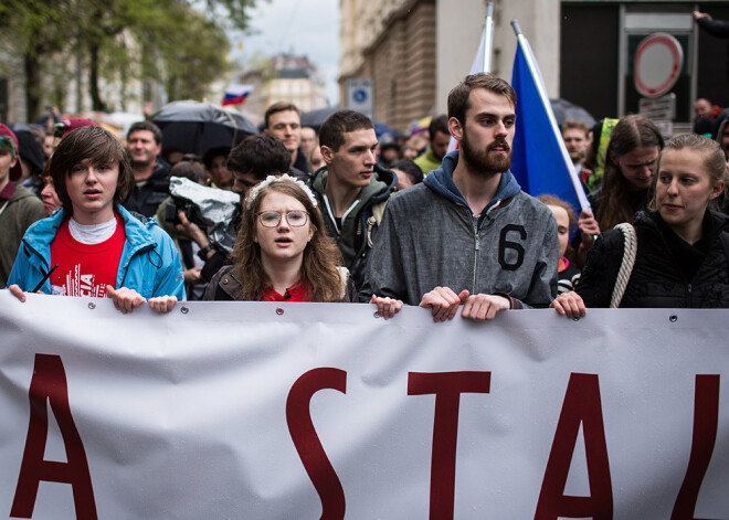 Tūkstošiem slovāku Bratislavas ielās protestē pret korupciju valdībā