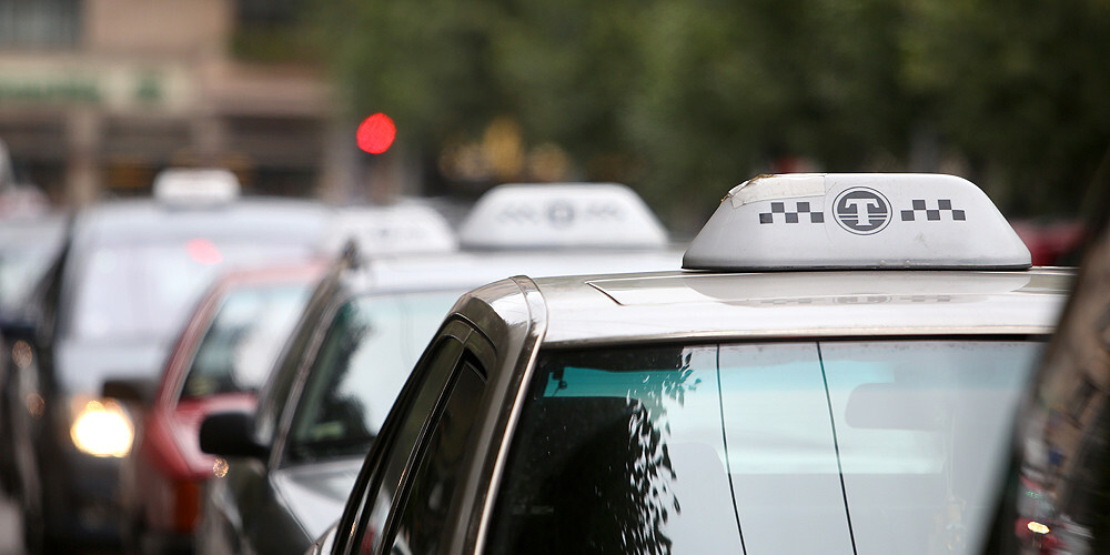 Taksistu arodbiedrību vadītāji: kopbraukšana ir turpmāka nozares iznīcināšana