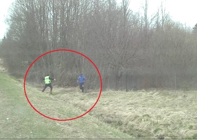 Nofilmēts, kā policisti Rēzeknes pusē metas krūmos un tvarsta noziegušos jaunieti