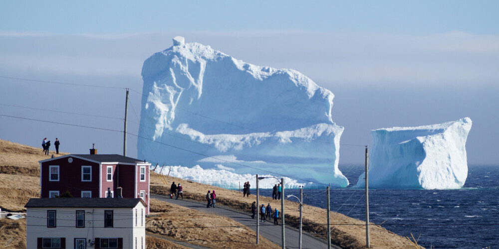 Milzīgs aisbergs vienā naktī pārvērš maza Kanādas ciematiņa dzīvi