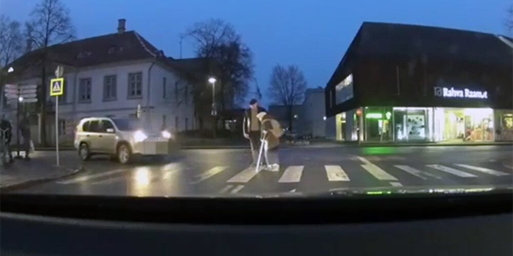 Igaunijā šoferis piesteidz pie māmuļas, lai palīdzētu viņai pāriet ielu, taču notiek kas negaidīts