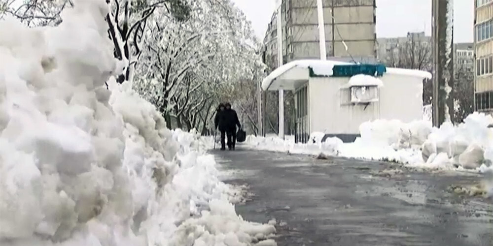 Ukrainu pārsteidzis spēcīgs sniegputenis