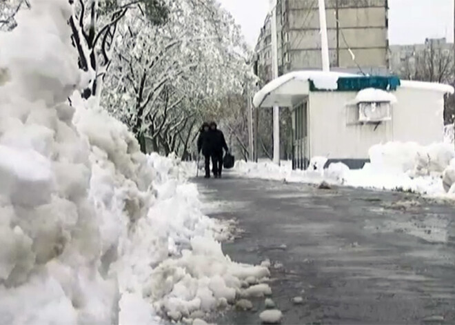 Ukrainu pārsteidzis spēcīgs sniegputenis