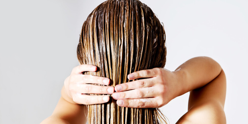 Blondīnēm mati jāmazgā rūpīgāk! Noderīgi fakti par matu mazgāšanu un šampūnu izvēli