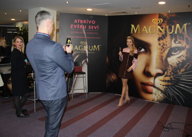 Modes žurnālisti Maiju Silovu kādā no 2017. gada pavasara Rīgas modes nedēļas skatēm pavadīja viņas labs paziņa Armands Kairis.