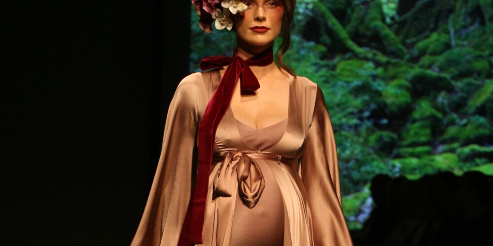 Šajā pavasarī, esot mazuļa gaidībās, Māra Sleja defilēja pa mēli Rīgas modes nedēļā – “Amoralle” modes skatē.