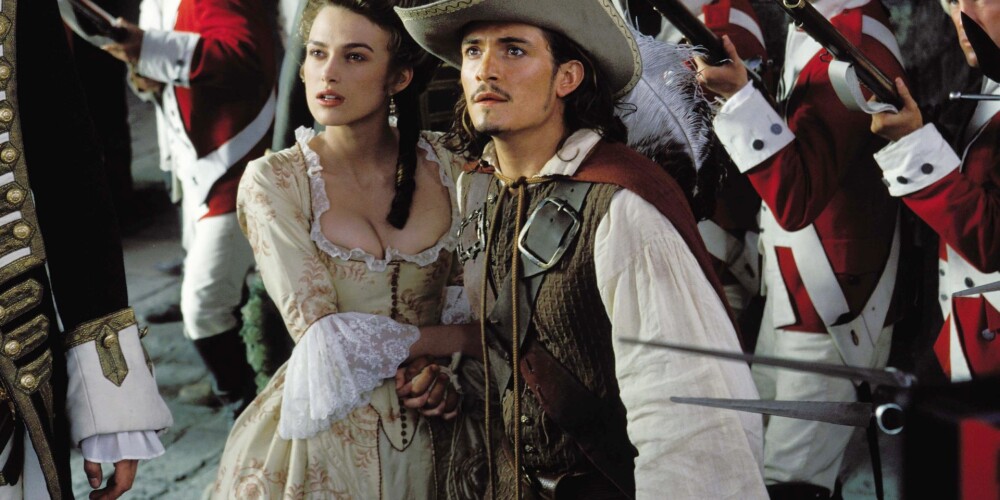 Aktieri Keira Naitlija un Orlando Blūms „Karību jūras pirātu” pirmajā filmā „Pirates Of The Caribbean: The Curse Of The Black Pearl”, kas uz ekrāniem iznāca pirms 14 gadiem.