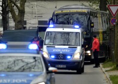 Vācijas policija aizturējusi aizdomās turamo par uzbrukumu Dortmundes "Borussia" autobusam