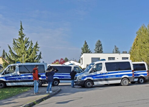 Policija pie aizdomās turētā mājām. 