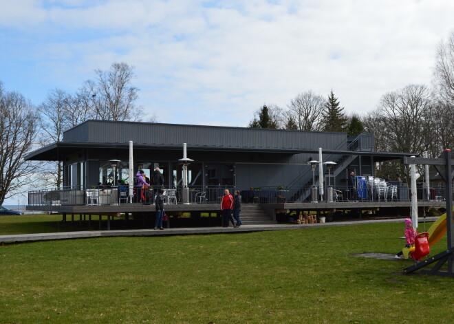 “Prāta vētra” mūziķis Kaspars Roga, kopā ar kolēģi Donu jeb Artūru Šingireju un restorāna “Piens” līdzīpašnieku Ģirtu Upīti izveidojuši omulīgu restorānu “Engure Cafe”.