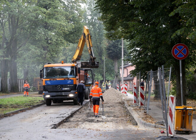 Aizņemšanās ieguldījumiem ceļos nav risinājums, uzskata Finanšu ministrija