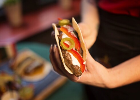 Burrito ir satīta kviešu tortilja ar pildījumu, un to mēdz dēvēt arī par lielo tako. 