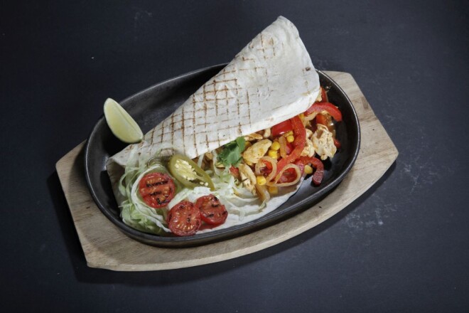 Tradicionālais fahitas pildījums ir dažāda veida grilēta gaļa (pamatā izmanto liellopu), paprika, sīpoli un pikantas garšvielas.