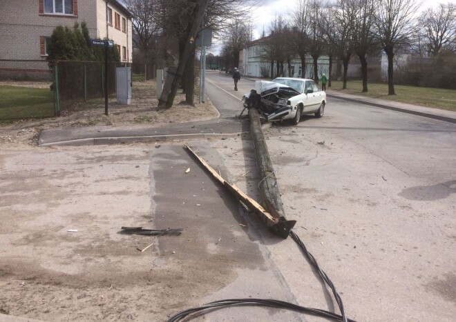 Sadursmes rezultātā izgāzts elektrības stabs.