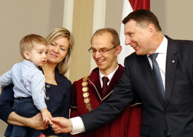 Valsts prezidents Raimonds Vējonis (no labās) un Satversmes tiesas tiesnesis Artūrs Kučs ar ģimeni Satversmes tiesas tiesneša zvēresta nodošanas ceremonijas laikā Rīgas pilī.