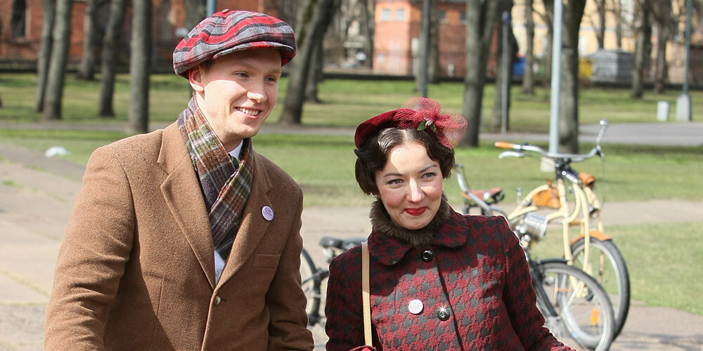 Retro stilā tērpušies cilvēki dodas Rīgas ielās, lai piedalītos "Tvīda braucienā"