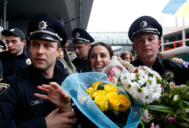 Ukrainas policisti pavada 2016. gada Eirovīzijas uzvarētāju Džamalu.