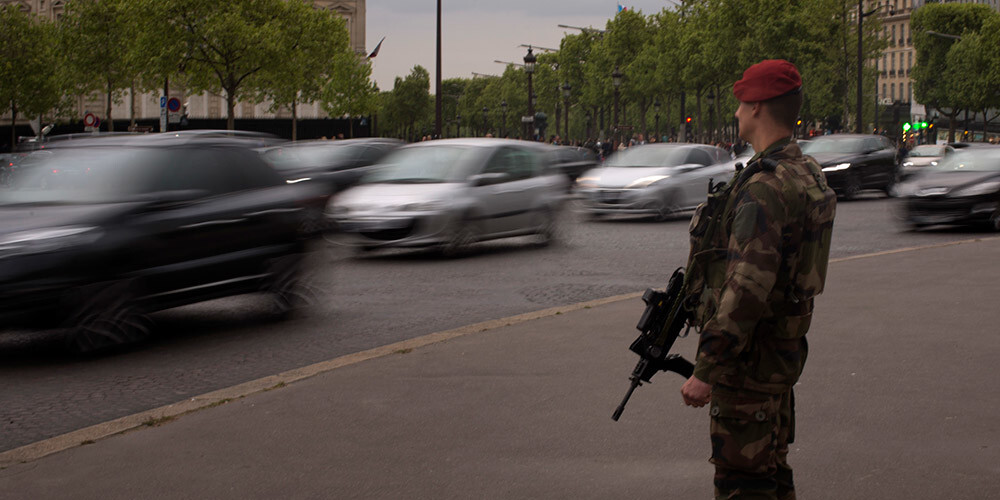 Panika Parīzes dzelzceļa stacijā: policisti aiztur vīrieti ar nazi
