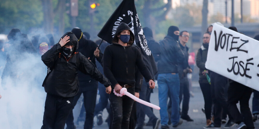 Parīzē kreisie protestētāji iesaistījušies sadursmēs ar policiju