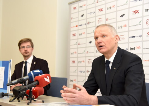Latvijas Olimpiskās komitejas (LOK) preses sekretārs Mārtiņš Mālmeisters (no kreisās) un LOK ģenerālsekretārs un Latvijas Olimpiskās delegācijas "Phjončhana 2018" vadītājs Žoržs Tikmers.