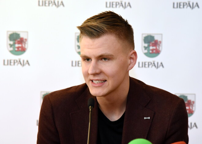 Kristaps Porziņģis savā stilā: "Atbildi sniegšu augustā! Nu labi, labi - es šovasar spēlēšu izlasē!"