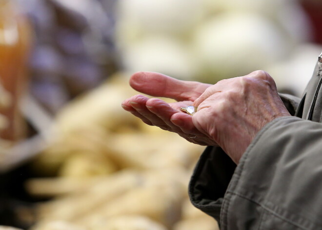 Labas ziņas pensionāriem: pensijas kļūs lielākas