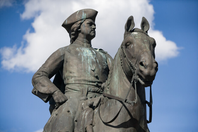 Šobrīd piemineklis stāv kādā pagalmā, Brīvības gatvē 223.