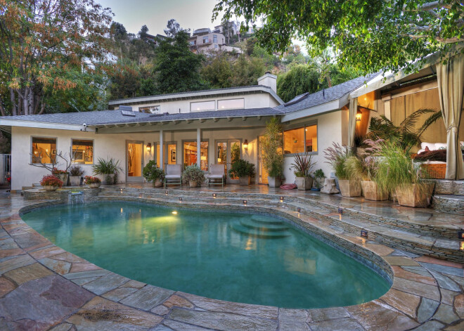 For Sweden: Ingår inte i avtal. HOLLYWOOD, Calif. April 22, 2017. A Hollywood Hills property owned by Academy Award-winning actress Sandra Bullock is up for lease, asking $15,000 a month. The house looks fairly unassuming from the outside. The front yard isnÕt deep, but thick landscaping gives the stucco-fronted house a good amount of privacy. Modest by celeb standards, the three-bedroom house just north of Sunset Boulevard measures about 3,000 square feet and features an eat-in kitchen and a home office. One of the bedrooms includes a lofted sleeping area. The large master bedroom has double doors to the houseÕs outdoor space, which includes a heated pool, a spa, and a lanai. Bullock bought it in 2001 for $1.485 million.
Contact Alec Byrne in Los Angeles
Phone: 818-881-8855
Email: info@alecbyrne.com
Office: 18034 Ventura Blvd. Suite 180.
Encino. CA 91316
Special Instructions:
Alec Byrne Syndication does not claim any Copyright or License in the attached material. Any downloading fees charged by Alec Byrne are for our services only, and do not convey to the user any Copyright or License in the material. By publishing this material , the user expressly agrees to indemnify and to hold Alec Byrne harmless from any claims , demands, or causes of action arising out of or connected in any way with user's publication of the material.
All Over Press