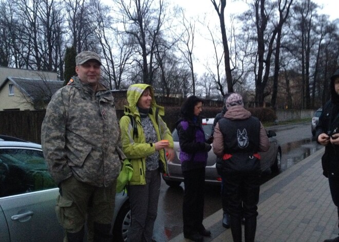Brīvprātīgie meklē pazudušo Svetlanu Bondarenko, kura aizgāja no pansionāta un apmaldījās. Sievieti galu galā izdevās atrast policistiem.