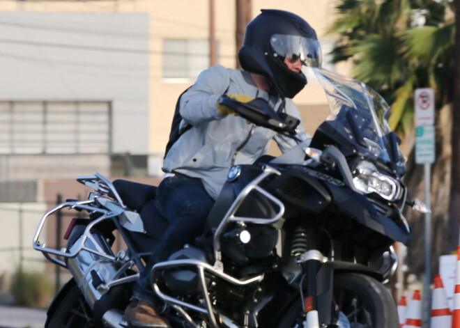 Aktieris Breds Pits iegādājies jaunu motociklu – „BMW R 1200 GS Adventure”, un viens pats devies izbraucienā pilsētas ielās.