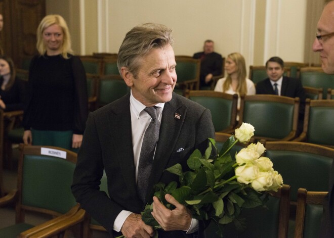 Saeima šodien lēma Latvijā dzimušo baletdejotāju un aktieri Mihailu Barišņikovu uzņemt Latvijas pilsonībā par īpašiem nopelniem Latvijas labā. Saeimas lēmums bija vienbalsīgs - to atbalstīja 84 parlamentārieši, neviens nebija pret vai atturējies. Savukārt deputāts Rihards Eigims (ZZS) balsojumā nepiedalījās. Barišņikovs šodien bija parlamentā, kad pieņemts šis lēmums, kā arī tikās ar Pilsonības, migrācijas un sabiedrības saliedētības komisijas deputātiem. Pēc lēmuma pieņemšanas Barišņikovam pasniegti ziedi.