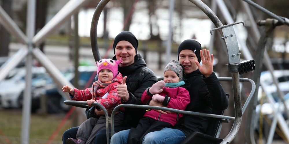 Latvijas hokeja izlase pirms čempionāta atpūšas kopā ar ģimenēm un bungo