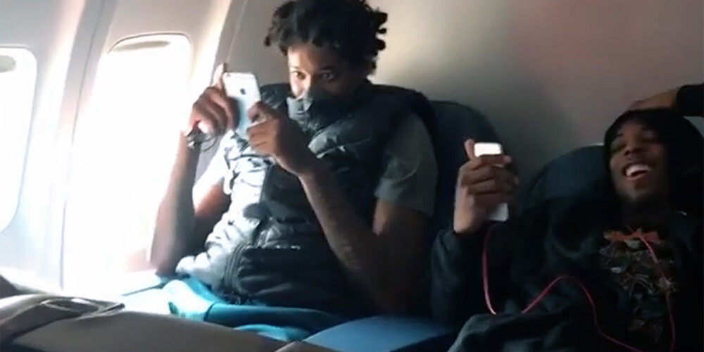 Slavens NBA basketbolists pagalam stulbi joko lidmašīnā... (mēs esam jūs brīdinājuši)