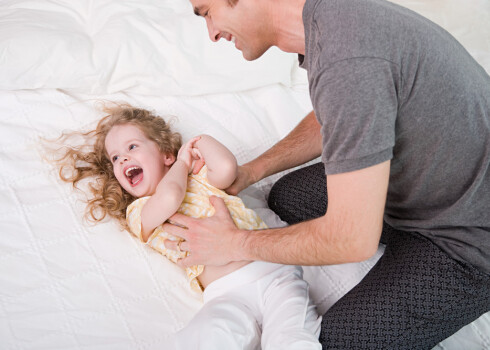 Instinktīvi bērns smejas un kliedz "Nē, nē, izbeidz!". Visbiežāk pieaugušie šo lūgumu neņem vērā.