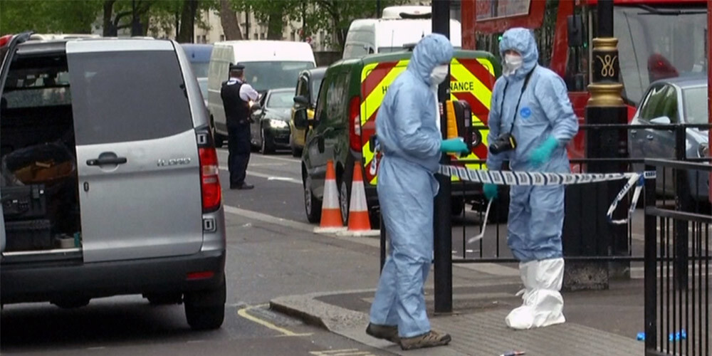 Aizdomās par teroraktu Londonā pie parlamenta aiztur vīrieti, kurš bruņojies ar nažiem