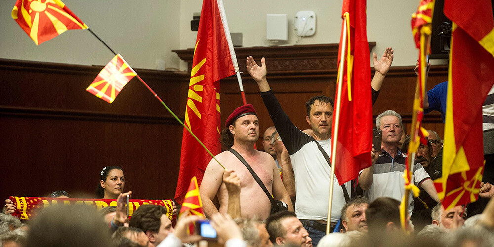 Simtiem protestētāju ieņem Maķedonijas parlamenta ēku
