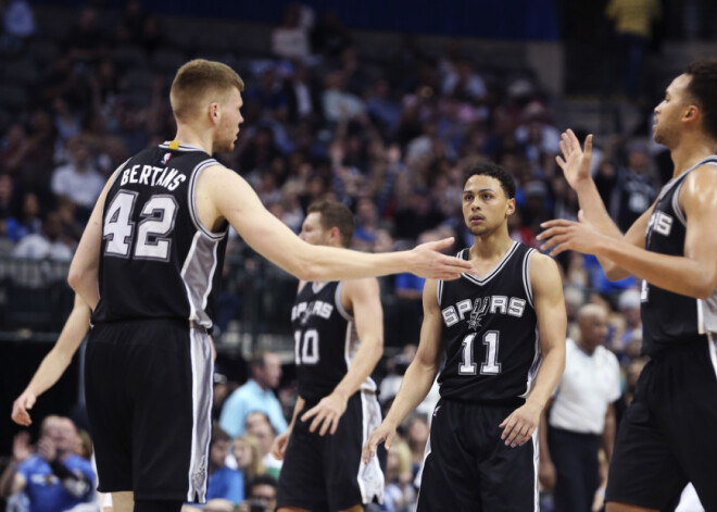 Bertāna pārstāvētā "Spurs" sasniedz NBA Rietumu konferences pusfinālu