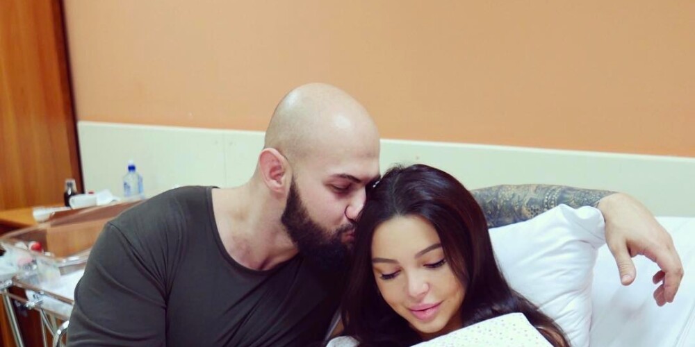 Оксана Самойлова и рэпер Джиган стали родителями в третий раз и поделились фото с новорожденной