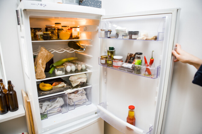 Arnicānu ledusskapī gandrīz visi produkti ir stikla tarā vai bļodiņās, kas pārklātas ar vaska drānu, augļi un dārzeņi – auduma maisiņos. Olas gan guļ plastmasas kastēs, taču tās samaina ar vistkopi, pērkot jaunas olas..