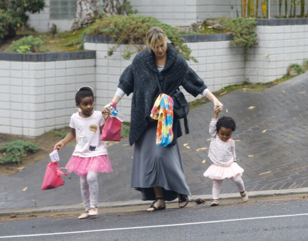 Šarlīze Terona ar dēlu Džeksonu un meitu Augusti.