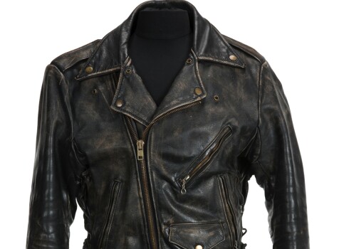 Sveizija "Netīro deju" ikoniskā ādas jaka pārdota par 62 000 dolāru