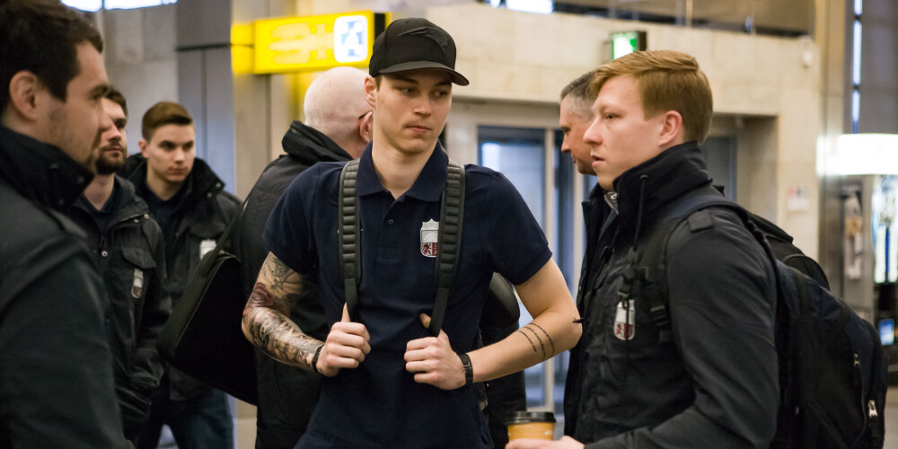 Moži un spara pilni Latvijas izlases hokejisti agrā rītā aizlido uz čempionātu Vācijā