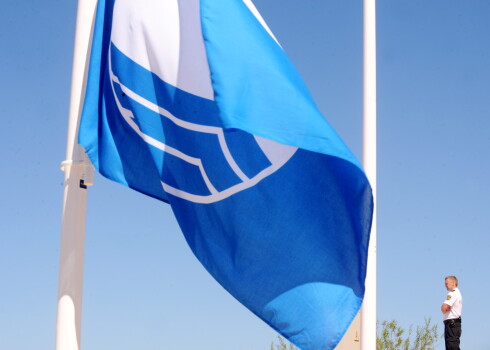 Šogad "Zilais karogs" plīvos 21 Latvijas peldvietā un jahtu ostā