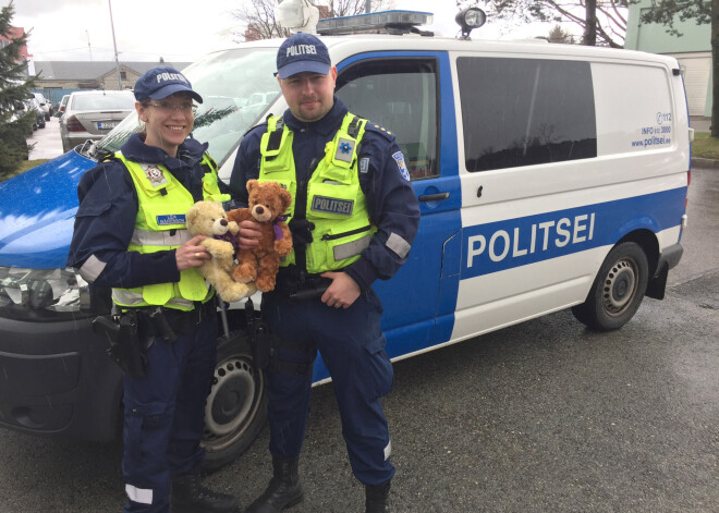 Igaunijas policisti auto vedīs plīša lācīšus