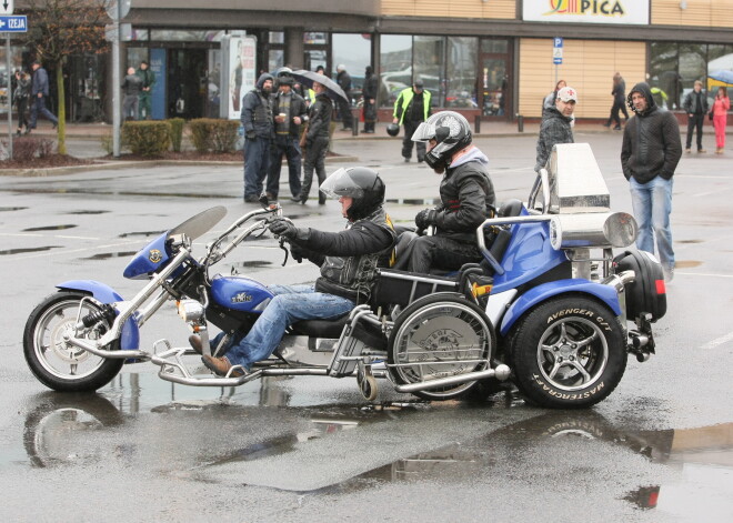 Spītējot lietum, vairāki simti motobraucēju pierūcina Rīgu