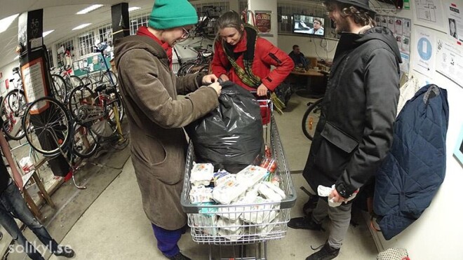 "Foodsharing" aktīvisti šķiro ēdienu. Savdabīgā velodarbnīca, kurā Agnese uzzinājusi par publiskajiem ledusskapjiem un to funkciju.